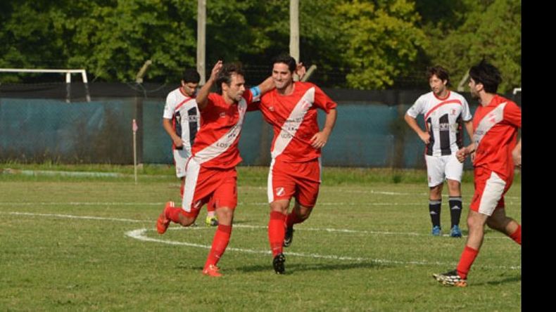 VERDUGO. Pepe Vázquez festeja el gol con Agustín Sánchez Souto; El Rojo destronó al bicampeón..