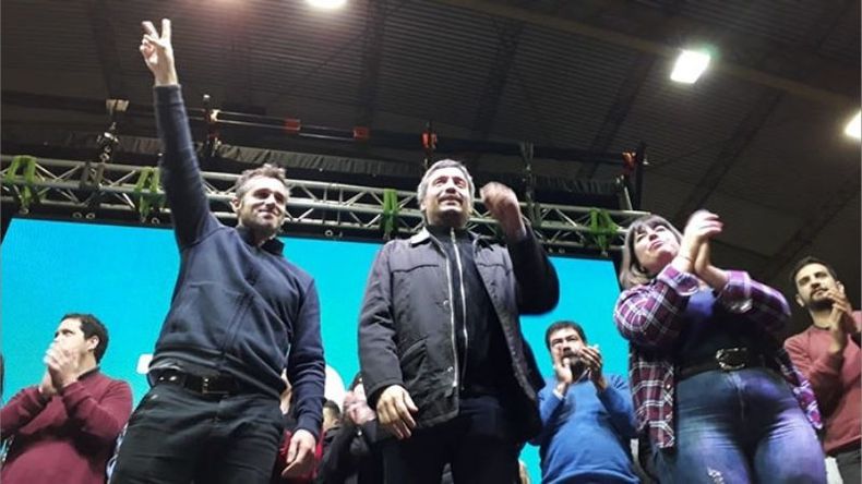 DEDOS EN V. Achával, Máximo y Portos hablaron ante una multitud en Derqui..