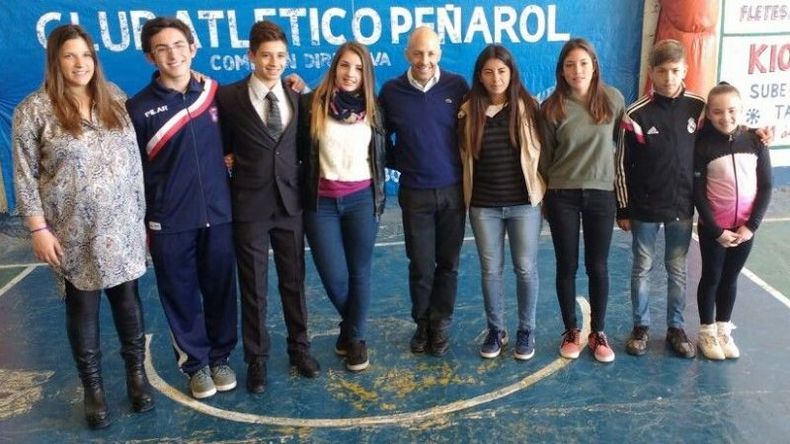 La subsecretaria de Deportes, Florencia Donatti, y el intendente Nicolás Ducté, junto a los jóvenes beneficiados, en agosto último..