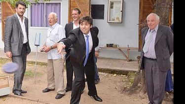 El titular de la Anses, Diego Bossio, juega al tejo, ayer, en un centro de jubilados de Pilar..