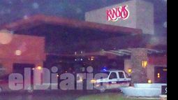 La policía, ayer, frente al restaurante Kansas..