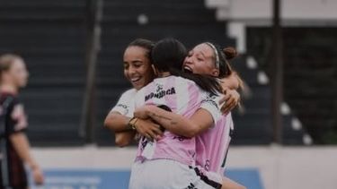 GRITO SAGRADO. Las Reinas festejaron en su estreno 2026 en el estadio Carlos Barraza.