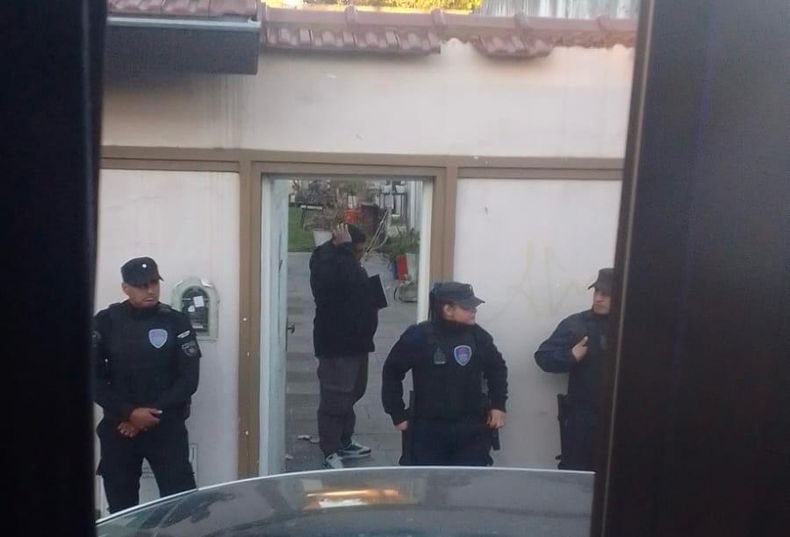 ITUZAINGÓ AL 400. Frente de la vivienda donde ocurrió el femicidio seguido de suicidio.