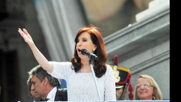 Tras hablar 2,50 horas, Cristina saludó a los militantes..