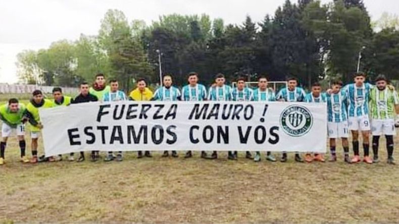 BANDERA. Los jugadores de Abrojal le dedicaron el triunfo a Mauro Zárate..