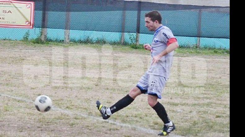 CERRÓ EL PARTIDO. Alberto Videle selló el triunfo y la clasificación de Flecha..