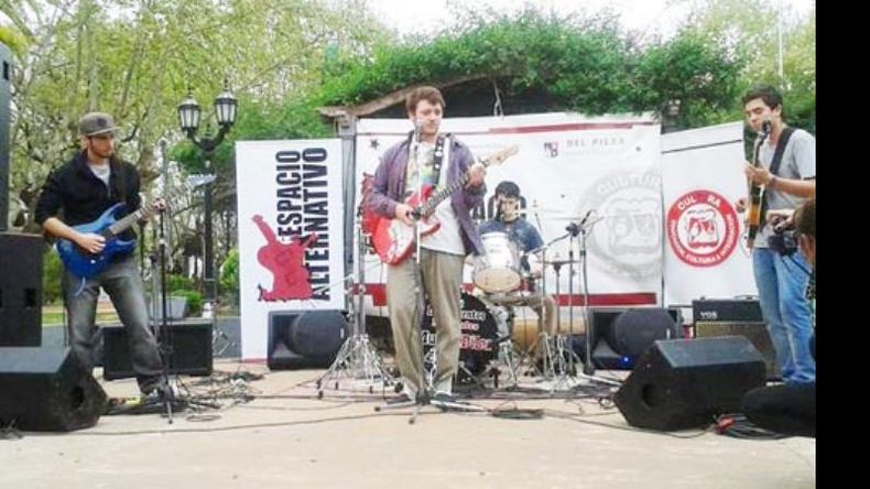 Que sea rock. Se cumplió ayer la segunda fecha de Espacio Alternativo en la plaza 12 de Octubre, por donde desfilan las bandas de rock locales. En la foto, Placton..