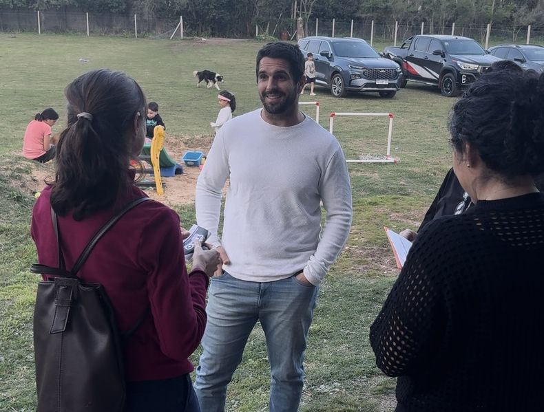 TRABAJO. Tito asegura que lo suyo es estar con los vecinos.