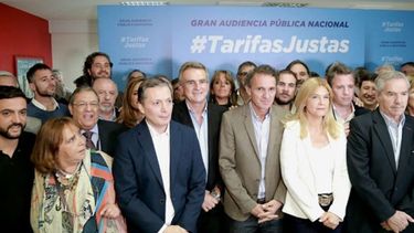 AUDIENCIA. Intendentes y dirigentes opositores, ayer, contra el aumento. .