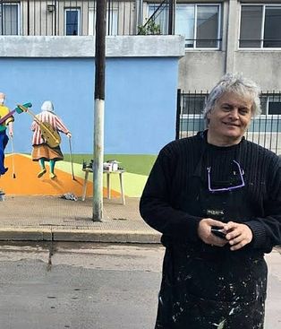 Alejandro Gato Maass con el mural del Hogar de Ancianos, en San Martín y Tucumán. Alejandro Gato Maass con el mural del Hogar de Ancianos, en San Martín y Tucumán.