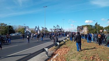 Los manifestantes sobre la autopista (foto La Izquierda Diario)..