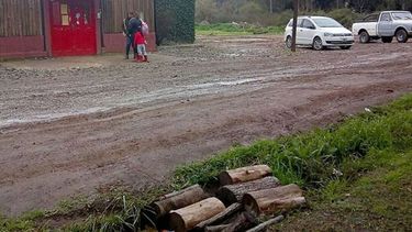 BARRO. Es difícil llegar a la escuela cuando llueve..