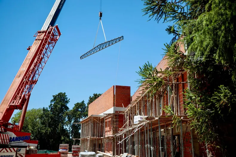 MÁS CEERCA. Ya se colocó la estructura para el techo del nuevo edificio.