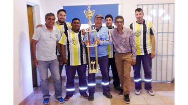 MUNICIPALES, CON COPA. Son los equipos de Dirección de Plazas (campeón) y Obras Especiales (subcampeón) del Torneo de Trabajadores Municipales organizado por el Sindicato Municipal. Entregó la copa, el secretario general del gremio, Luis Molina. .