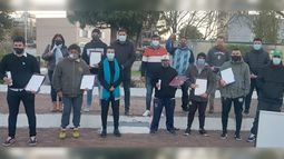 ENTREGA. Los dirigentes de los clubes que recibieron el reconocimiento municipal..