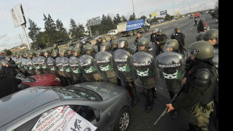 En lugar de cortar de a pie, con gran cantidad de autos bloquearon la mano a Provincia..