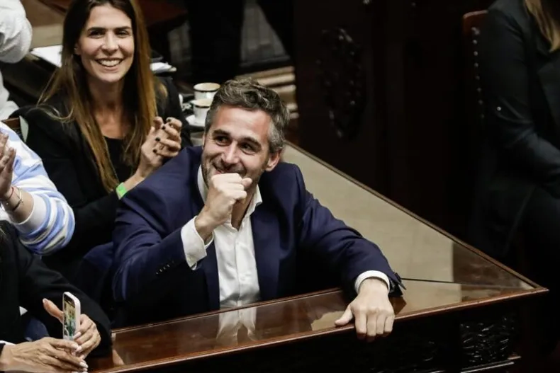 GOL. Achával festeja la aprobación de la Universidad tras la votación en el Senado. &nbsp;