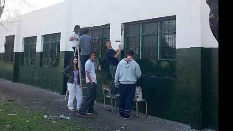 MANOS A LA OBRA. Los chicos de Los Robles, en plena tarea..