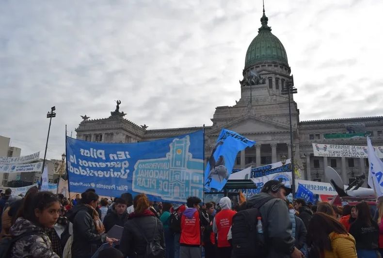 VIGILIA. Para la sesión en Diputados se acercaron gran cantidad de pilarenses.