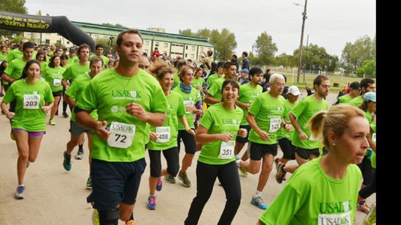 LARGADA. Alrededor de 500 atletas participaron en la prueba de 10.000 y 4.000 metros..