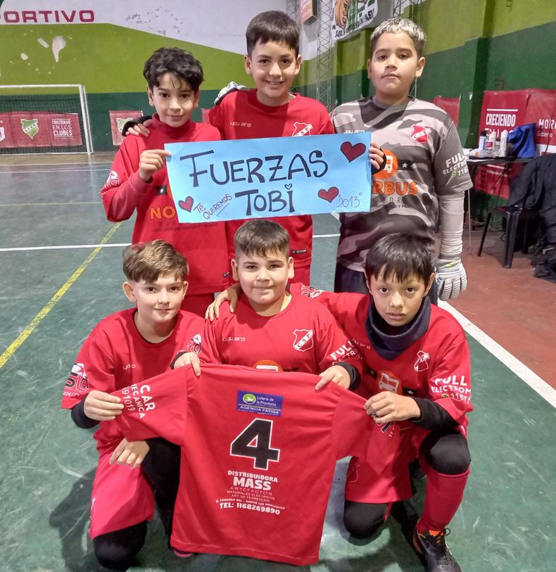 CARTEL. Los chicos de la 2013 de Sportivo le dedicaron el triunfo a su compañero Tobías.