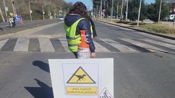 PELIGRO DINOSAURIOS. El cartel de advertencia sobre la Ruta 25, a metros de Parque Pilar Jurásico. Sergio.