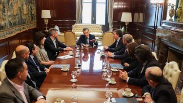REDUCIDO. El nuevo gabinete, en su primera reunión..