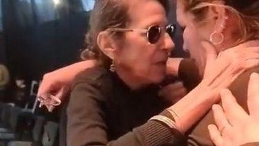 ABRAZO. Viru Solari consoló a Déborah en la despedida del Indio. ABRAZO. Viru Solari consoló a Déborah en la despedida del Indio.
