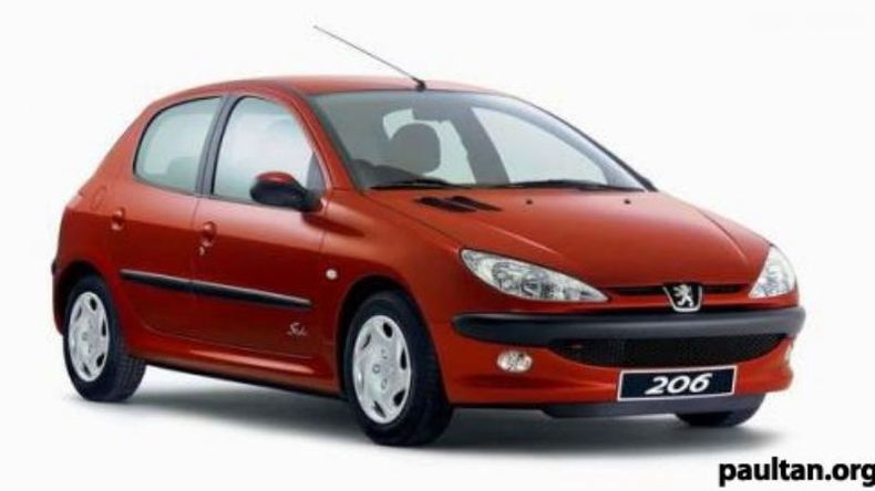 Peugeot 206, 1999. Paga $926 pesos por cuota o un pago anual de $2.340.