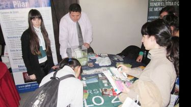 Los alumnos recorrieron los stands que montó cada establecimiento educativo..