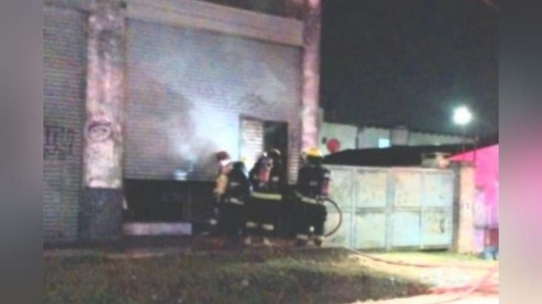 El incendio se habría originado a causa de un cortocircuito. Foto @juancaimpacto.