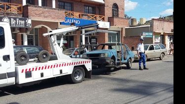 LIMPIEZA. El Municipio retira los autos de las calles por denuncia de vecinos..