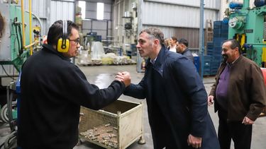 RECORRIDA. Achával visitó otra fábrica en el Parque Industrial para conocer su realidad. &nbsp;