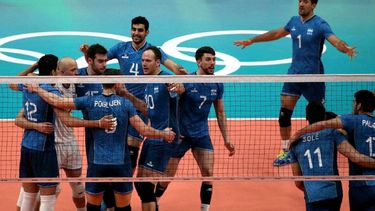 FESTEJO FINAL. Alegría argentina (Alexis de blanco) tras derrotar esta mañana a Egipto. .