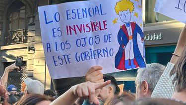 Carteles. Uno de los tantos letreros que la cámara de pilaradiario captó durante la marcha en defensa de las universidades.