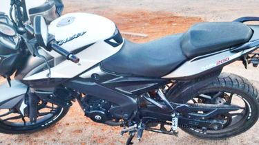 La moto fue recuperada luego de que los ladrones la abandonaran en la calle.