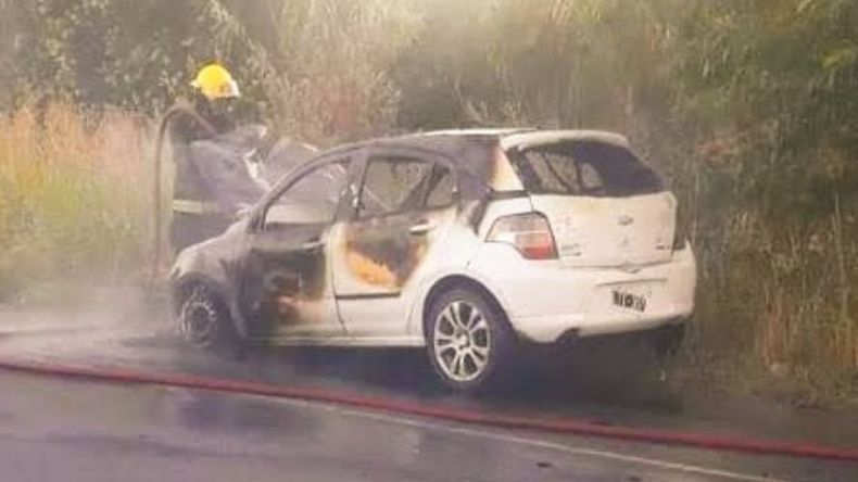 El fuego se habría iniciado por una falla en el sistema eléctrico del vehículo. Foto @juancaimpacto.