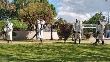 Hoy realizamos operativos de fumigación contra el Dengue, Zika y Chikungunya en espacios comunes de #Pilar. Les pedimos a los vecinos que eviten juntar agua estancada, tomando las precauciones necesarias para evitar estas enfermedades. Guido Bordachar / @BordacharGuido..