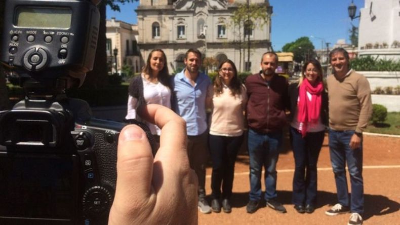 CÁMARA. El fotógrafo Alejandro Cano, en plena tarea, retratando a los candidatos..