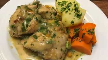 Pollo a la cacerola en salsa de mostaza, la receta semanal de Guillermo Calabrese. .