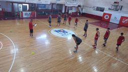 EN LA CALDERA. Asturiano remarca a sus jugadores los ejercicios en el entrenamiento.