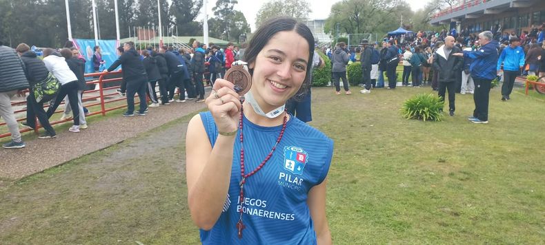 TERCERA MEDALLA. Lucila Stuven logró el tercer puesto en los 100 metros con vallas Sub 18. La alumna del Colegio Los Robles, de 17 años, marcó un crono de 16 segundos, logrando su tercera medalla en los Juegos tras el oro en 2024 y la de plata en 2025.