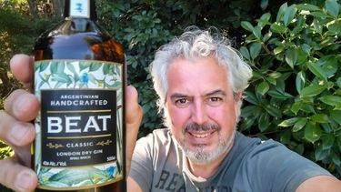 DESDE CASA. Néstor Lutz con su Beat Gin, una creación bien pilarense..