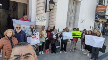 RECLAMO. Jubilados piden aumentos en el MUnicipio.