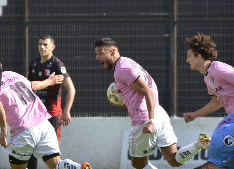 GOLEADOR. Eloy Rodríguez grita el gol del empate. Lleva 9 en la temporada.