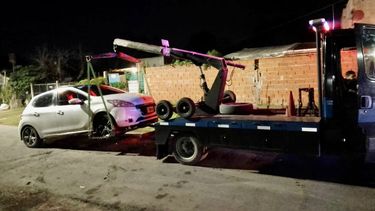 GRÚA. La policía detuvo a los delincuentes y recuperó el Peugeot robado.