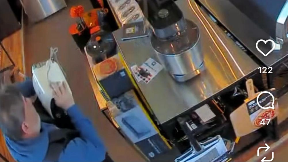 IN FRAGANTI. El ladrón fue captado con claridad por las cámaras de seguridad del local.&nbsp;