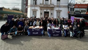 REUNIDOS. Concejales y militantes de LLA salieron a la calle.