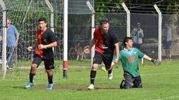 GRITO SAGRADO. Mariano y Novo (autor) gritan el 2-0 de Derqui; Rau se lamenta..