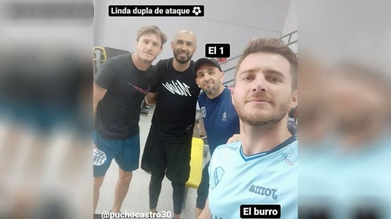 La cumbre de la pelota. Dios los cría y el gimnasio los junta. El gran Pájaro Riquelme y su colega Esteban Ciaccheri, goleador del de San Luis de Quillota de Chile, coincidieron Domus Athletic, propiedad de José Vázquez. También fueron de la partida, Sebastián Ciaccheri, que colgó los botines tras su paso por Estados Unidos, y el profe Pucho Castro. .